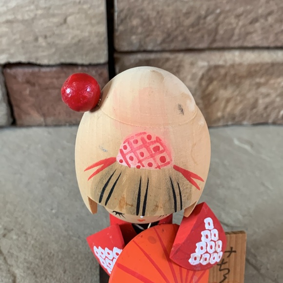 Japanese Kokeshi doll with umbrella - Picture 3 of 7